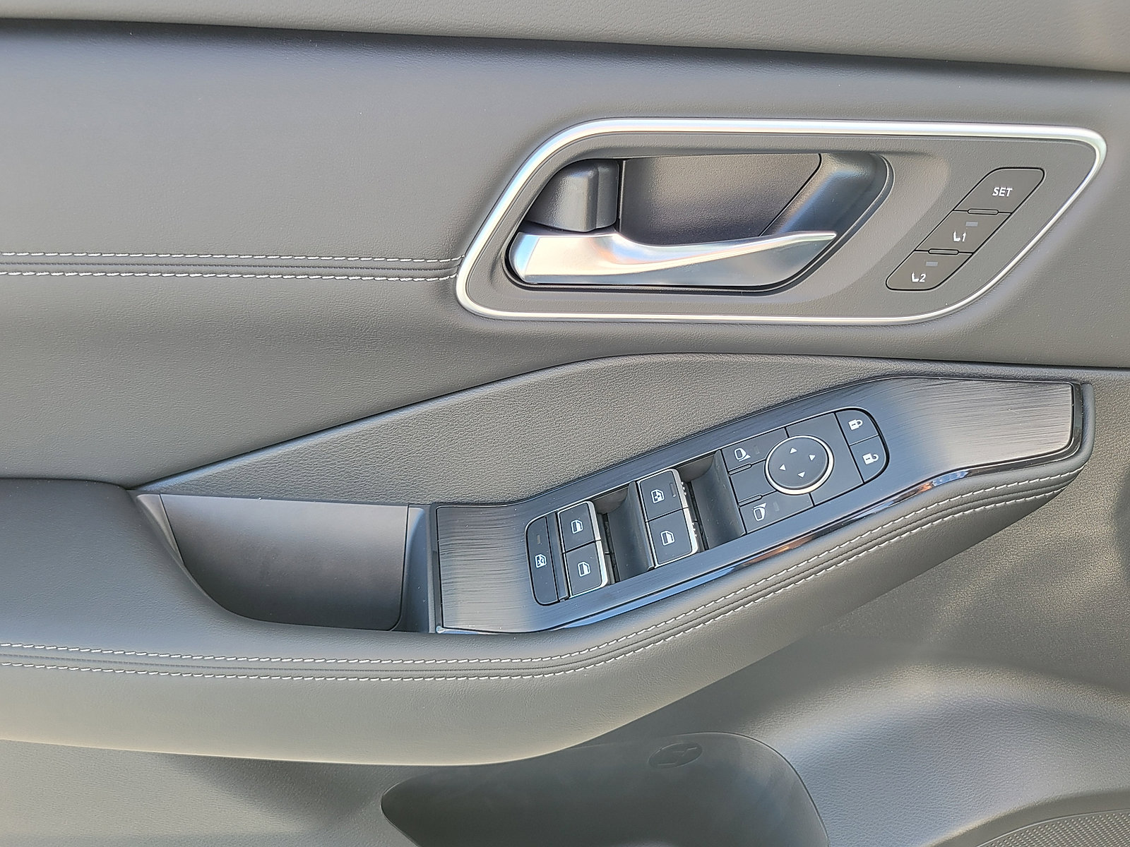 2025 Nissan Rogue Platinum - Photo 27