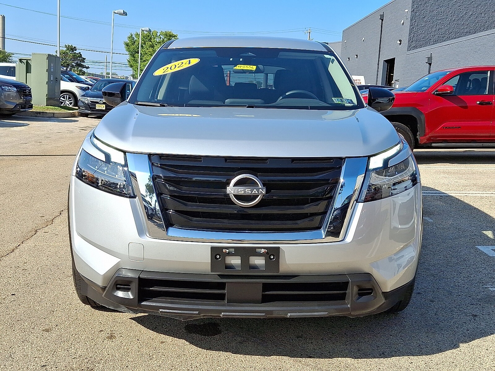 2024 Nissan Pathfinder S photo 2