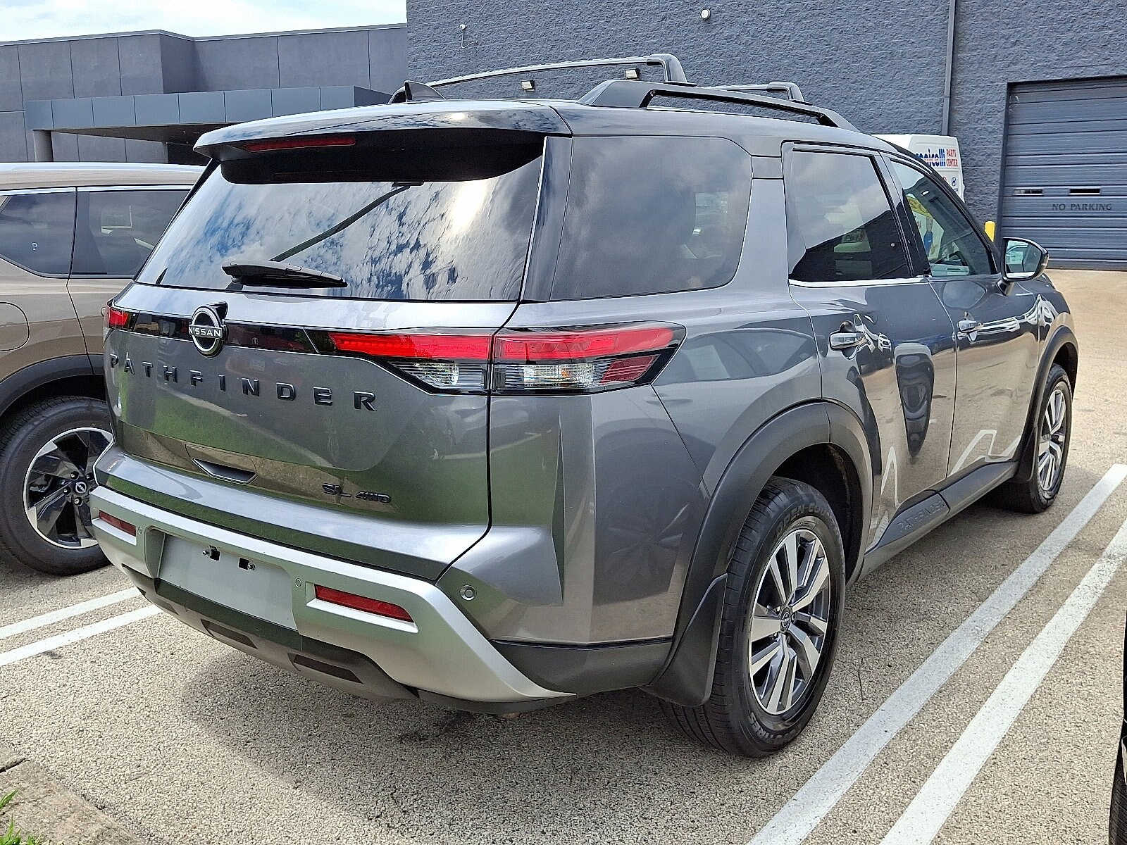 2022 Nissan Pathfinder SL photo 4