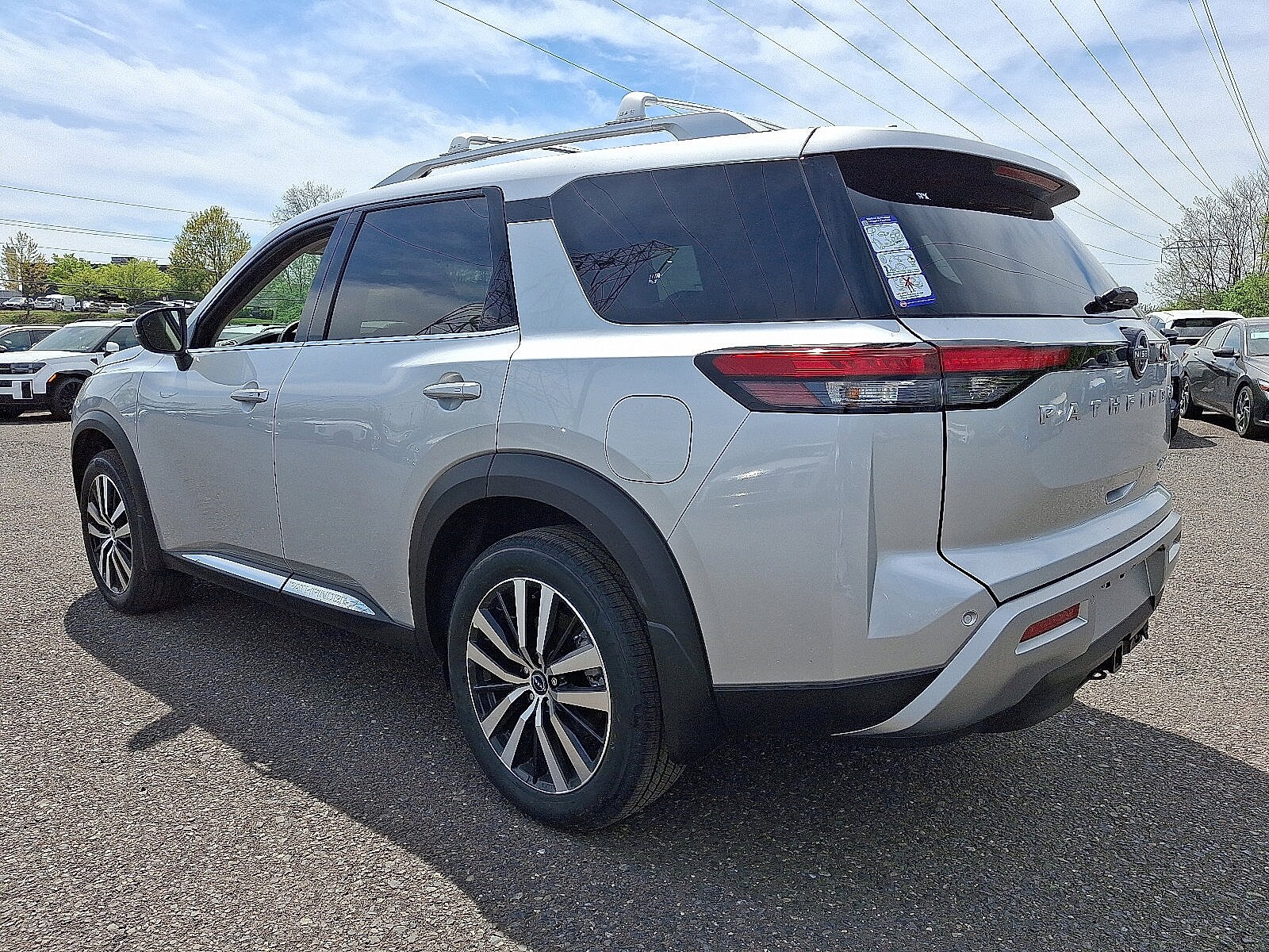 2025 Nissan Pathfinder Platinum photo 3