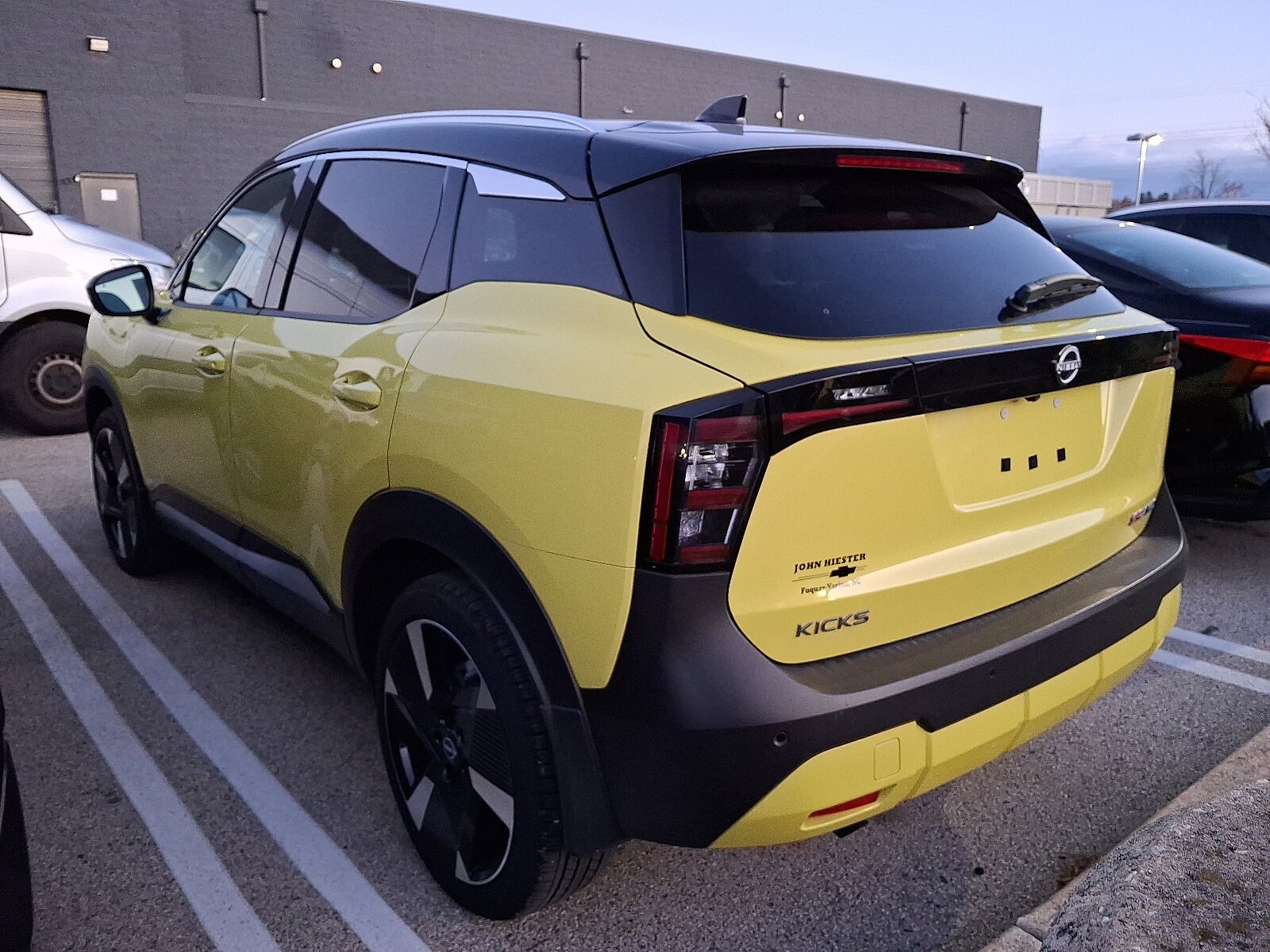 2025 Nissan Kicks SR photo 2