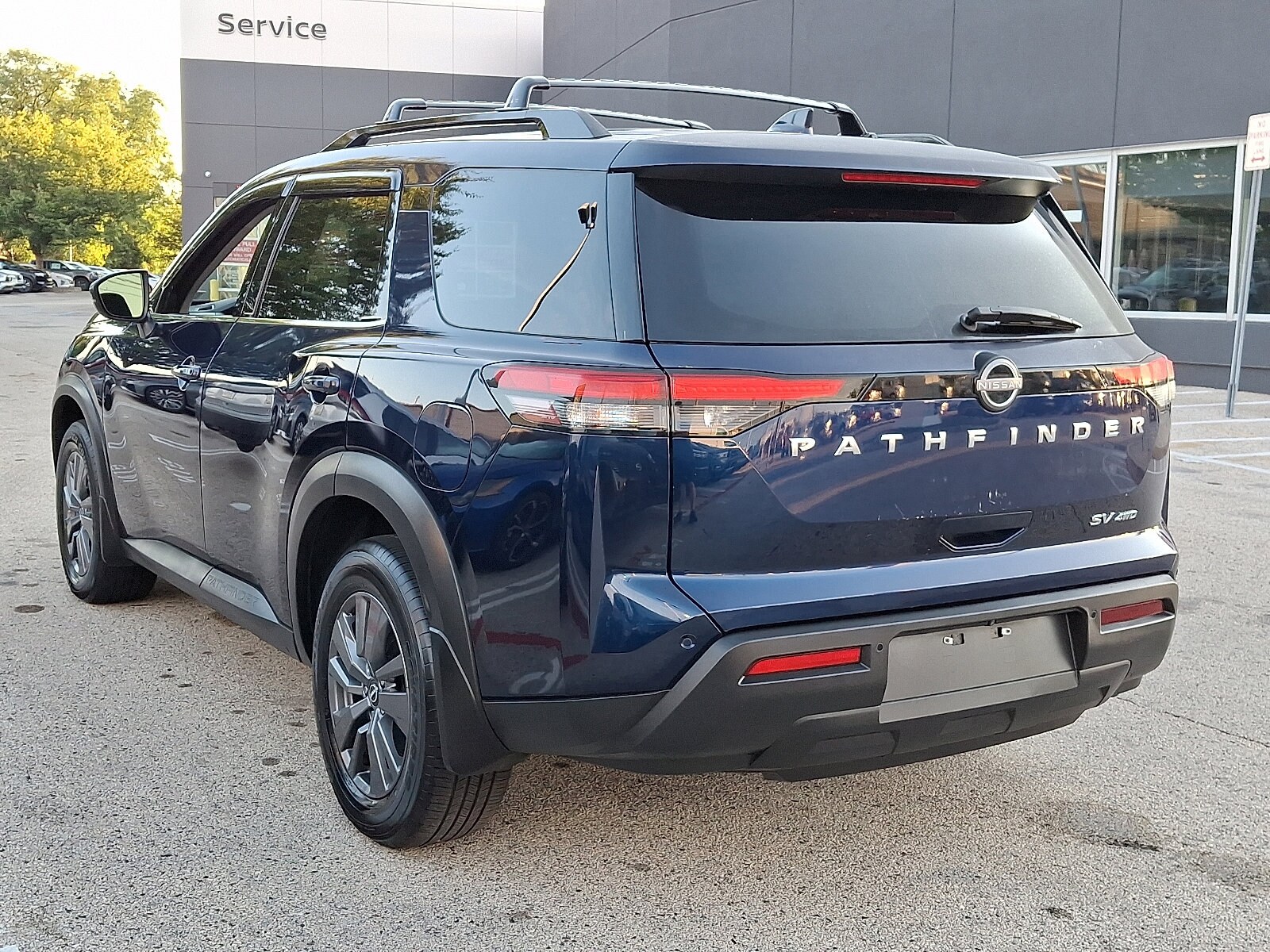 2022 Nissan Pathfinder SV photo 3