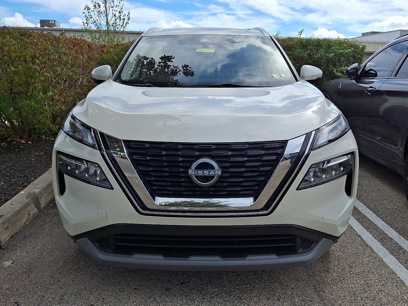 2022 Nissan Rogue SV photo 2
