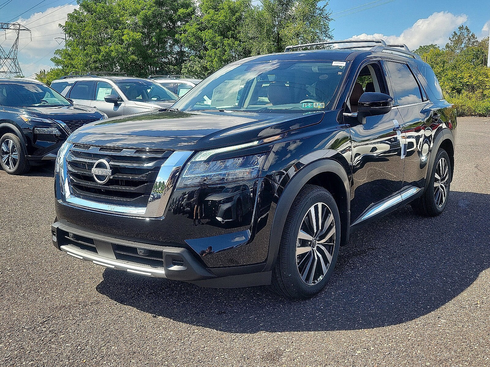 2025 Nissan Pathfinder Platinum photo 2