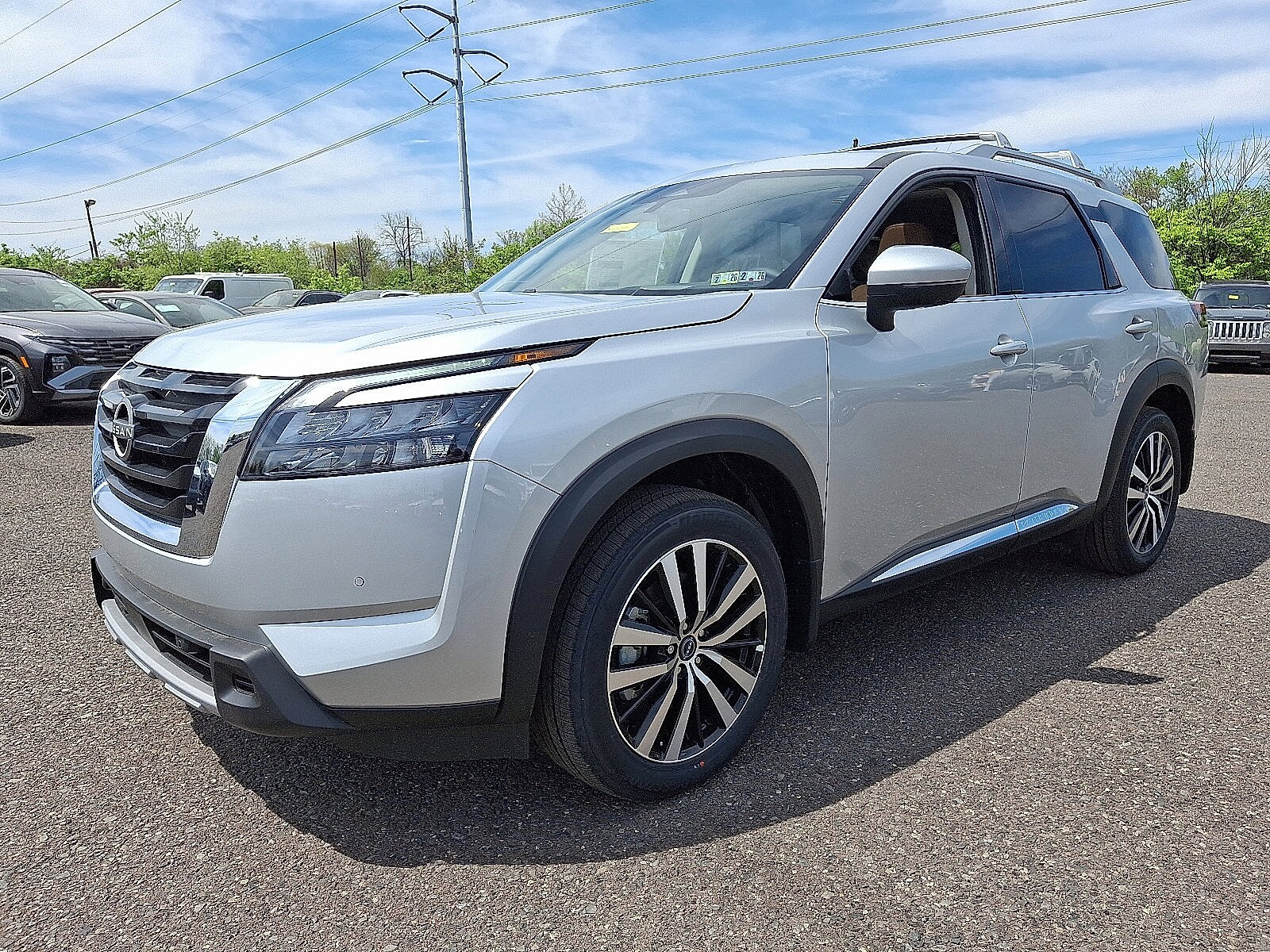 2025 Nissan Pathfinder Platinum photo 2
