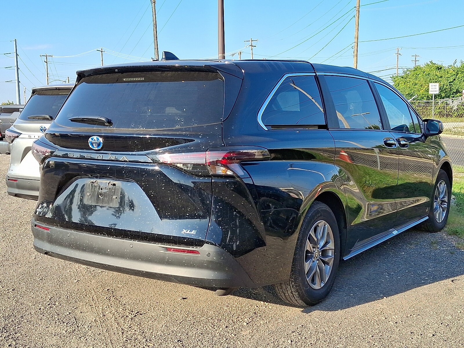 2025 Toyota Sienna XLE photo 3