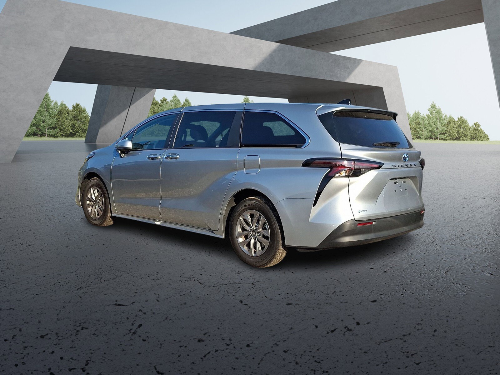 2025 Toyota Sienna XLE photo 2