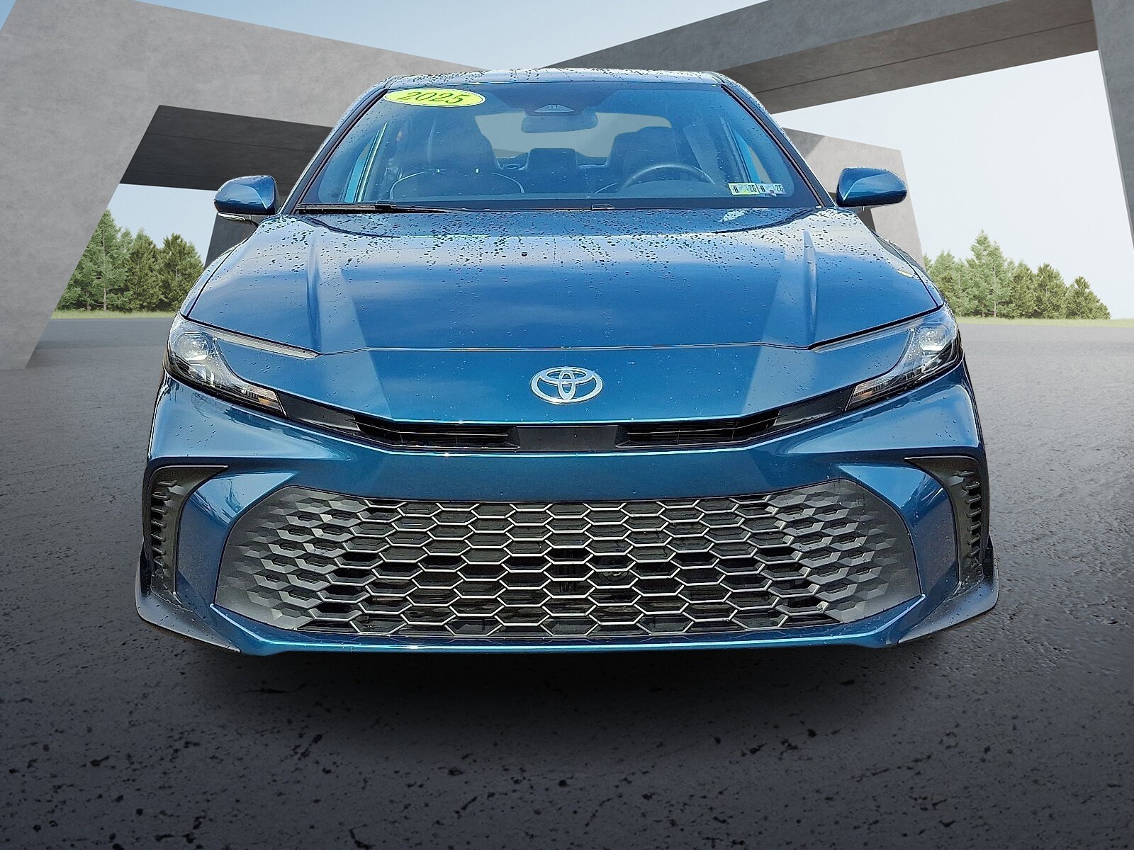 2025 Toyota Camry SE Hybrid photo 2
