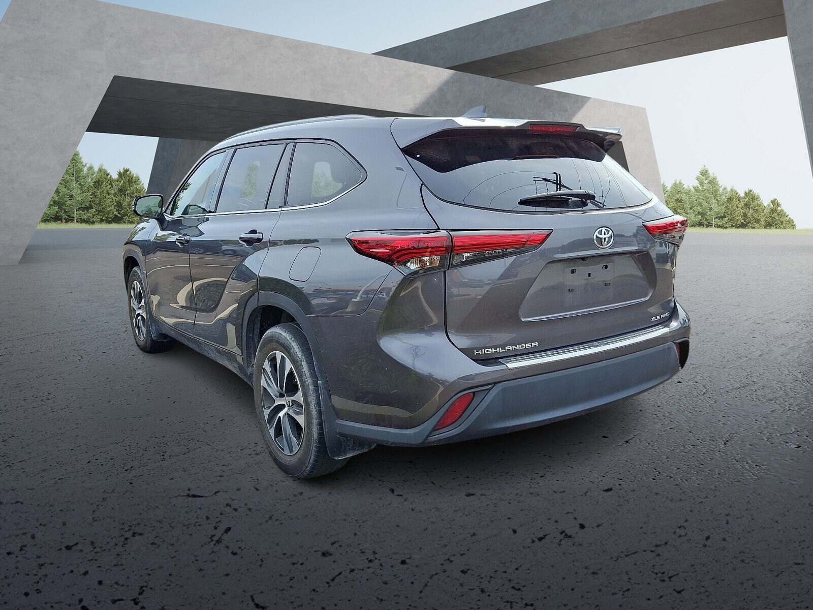 2022 Toyota Highlander XLE Sport photo 2
