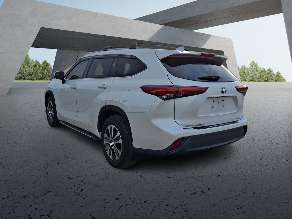 Used 2022 Toyota Highlander Hybrid XLE Sport Utility
