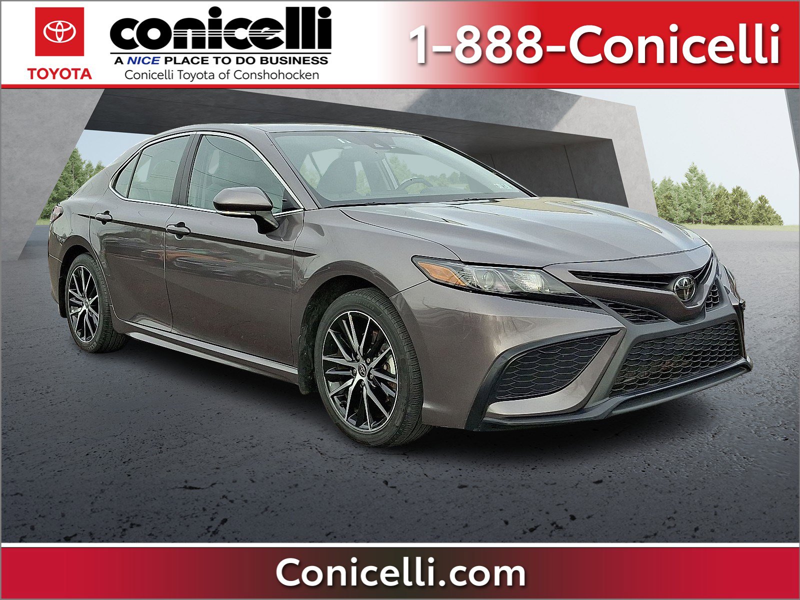 2024 Toyota Camry SE's photo