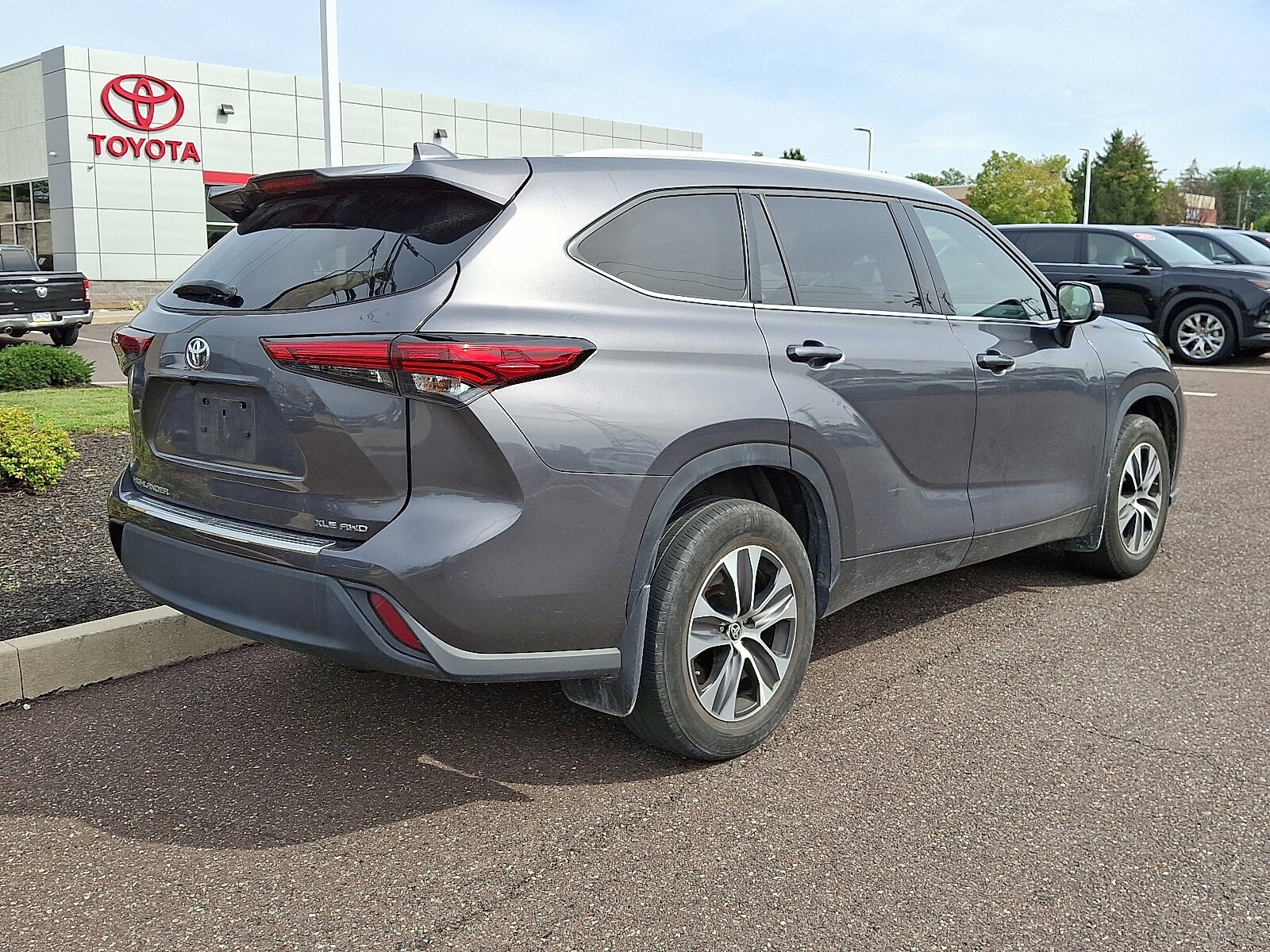2022 Toyota Highlander XLE Sport photo 3