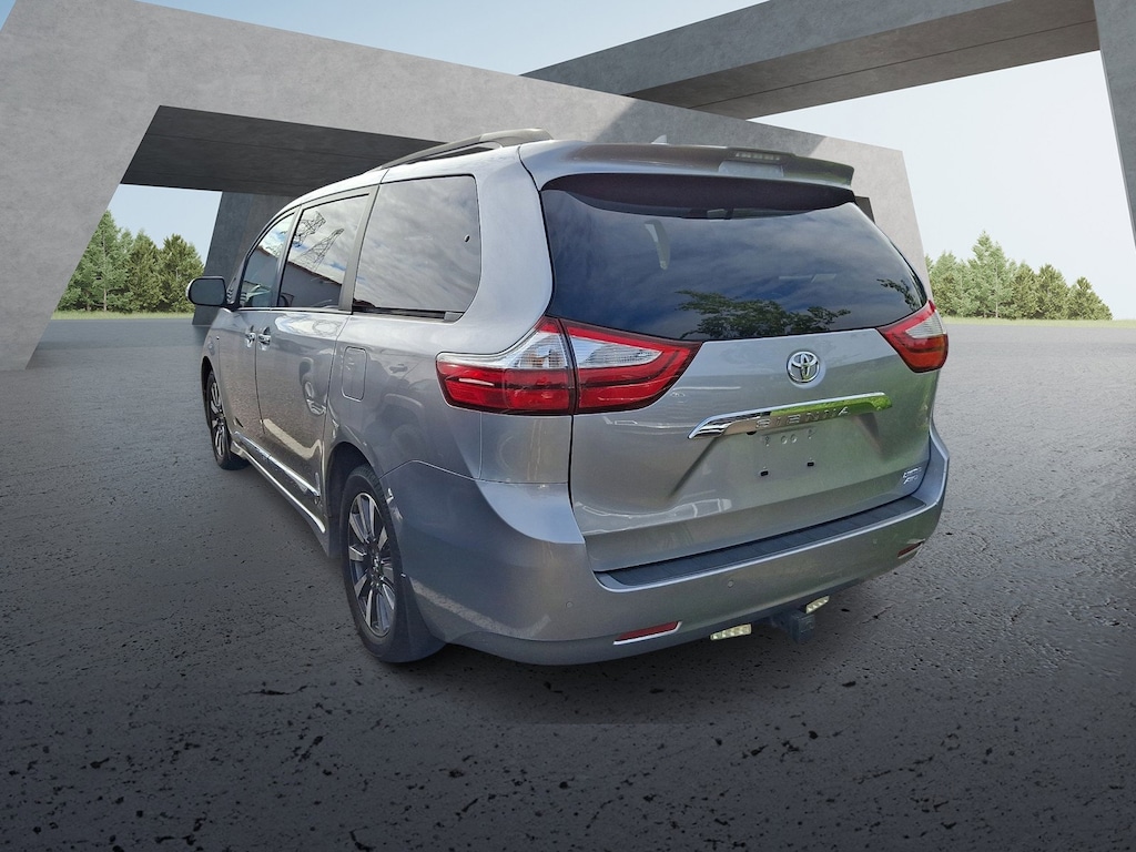 Used 2018 Toyota Sienna Limited Premium Minivan