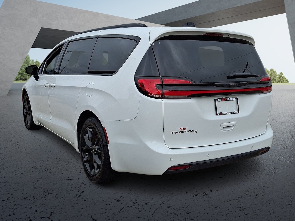 Used 2025 Chrysler Pacifica Limited Minivan