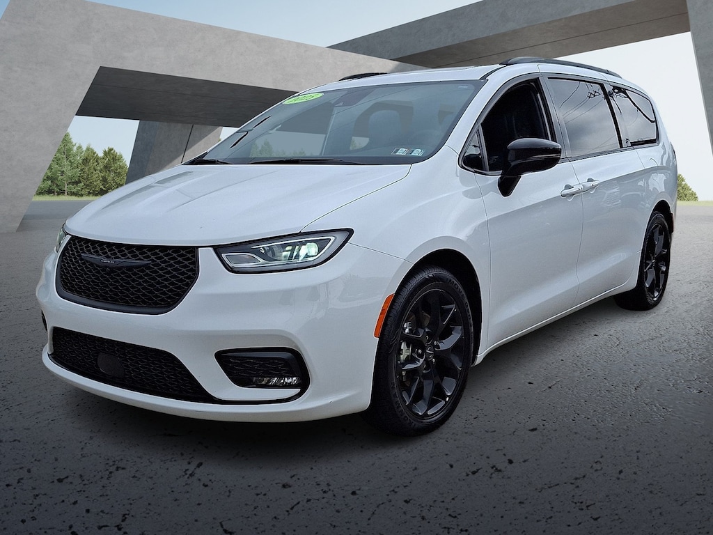 Used 2025 Chrysler Pacifica Limited Minivan