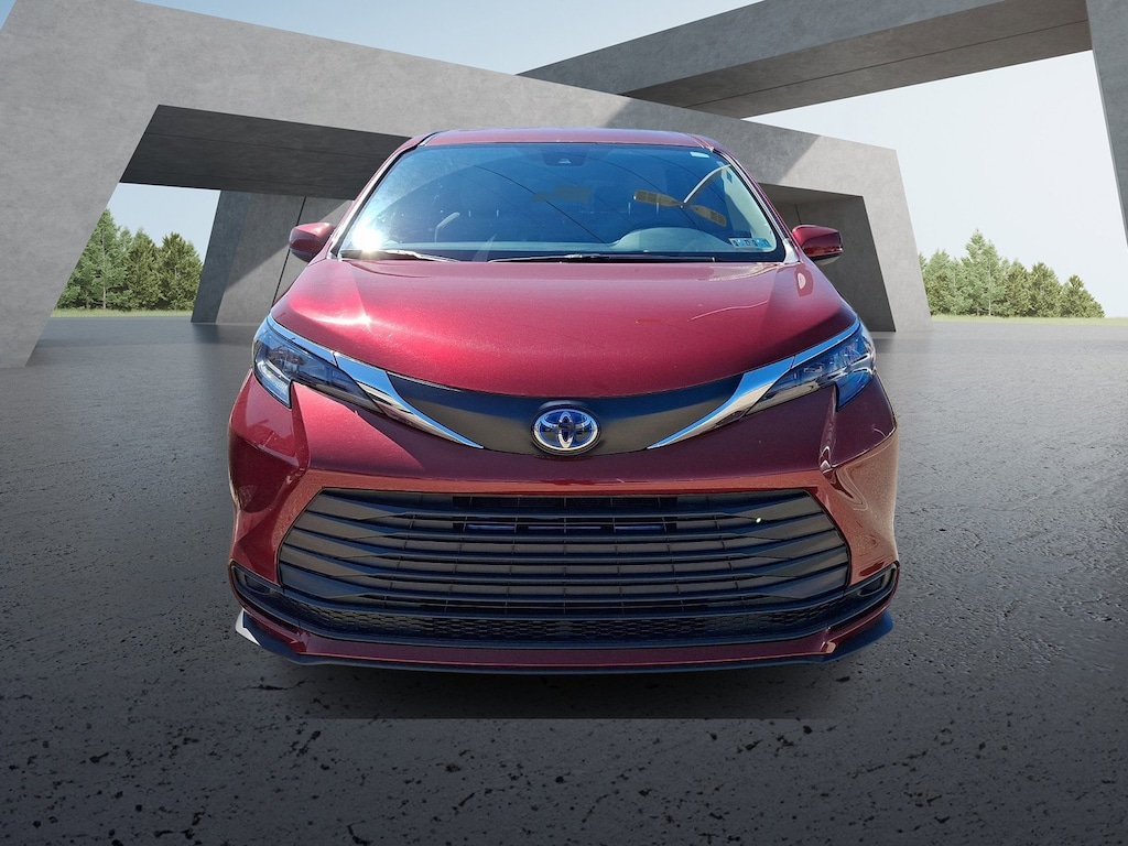 Used 2025 Toyota Sienna LE Minivan