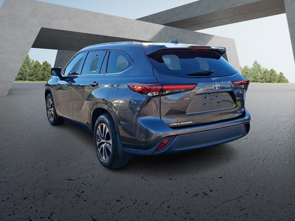 Used 2022 Toyota Highlander XLE Sport Utility