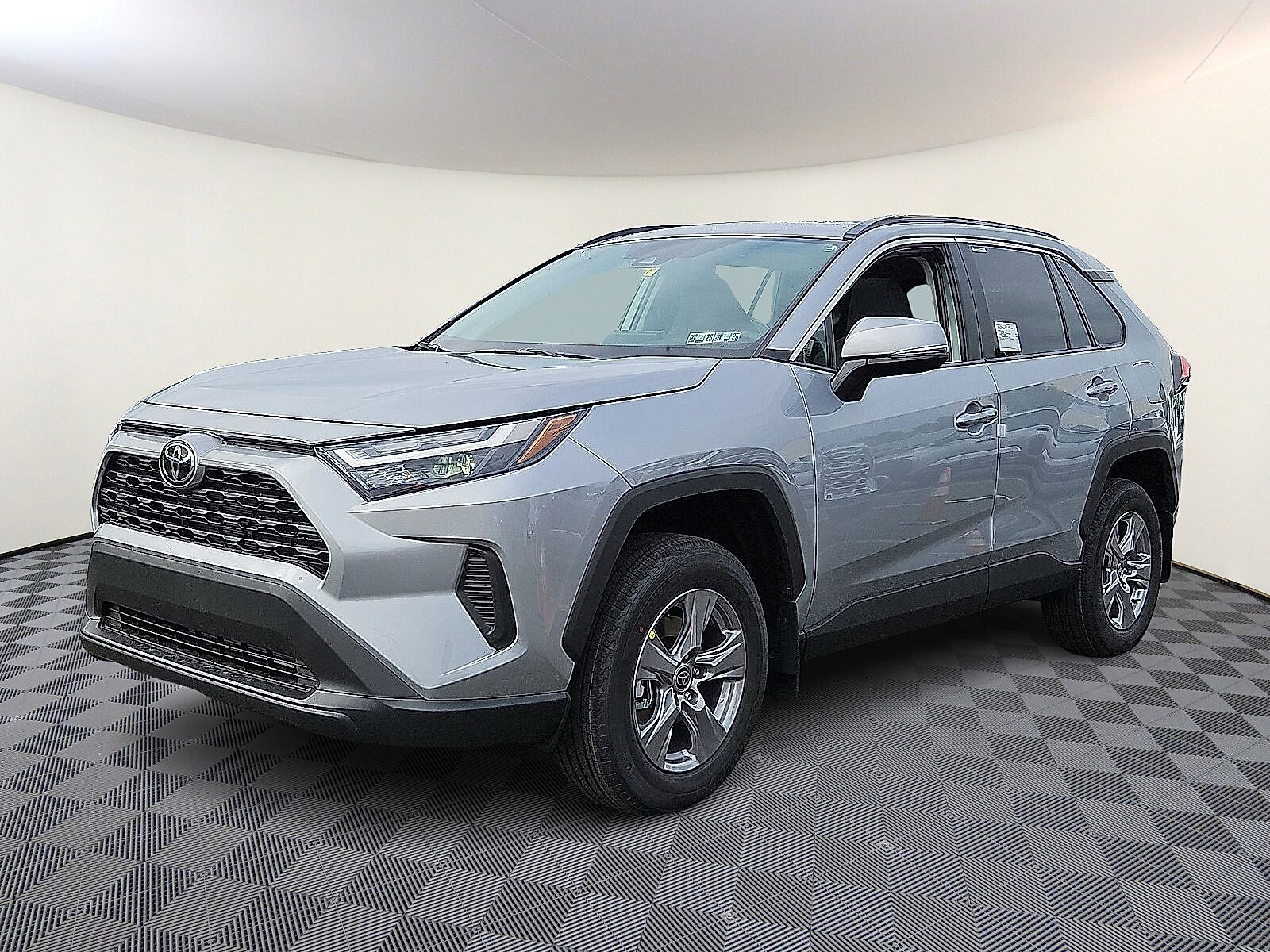 2025 Toyota RAV4 XLE photo 3