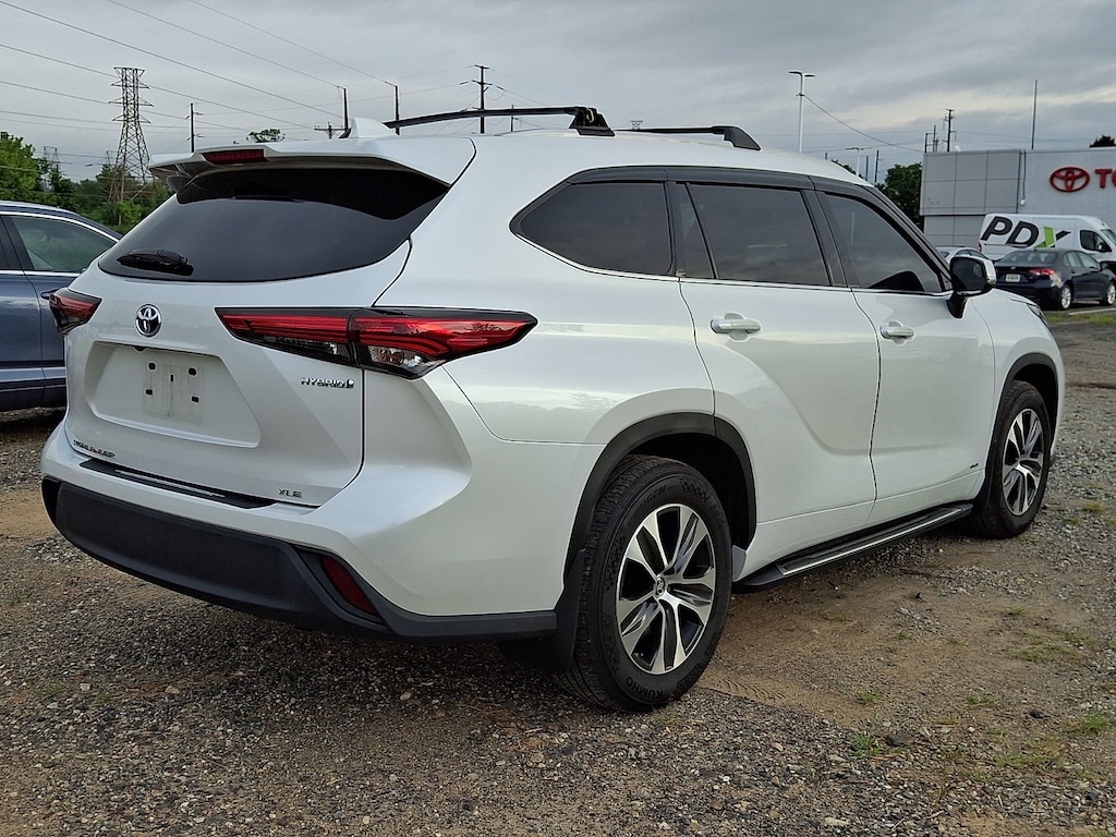 Used 2022 Toyota Highlander Hybrid XLE Sport Utility