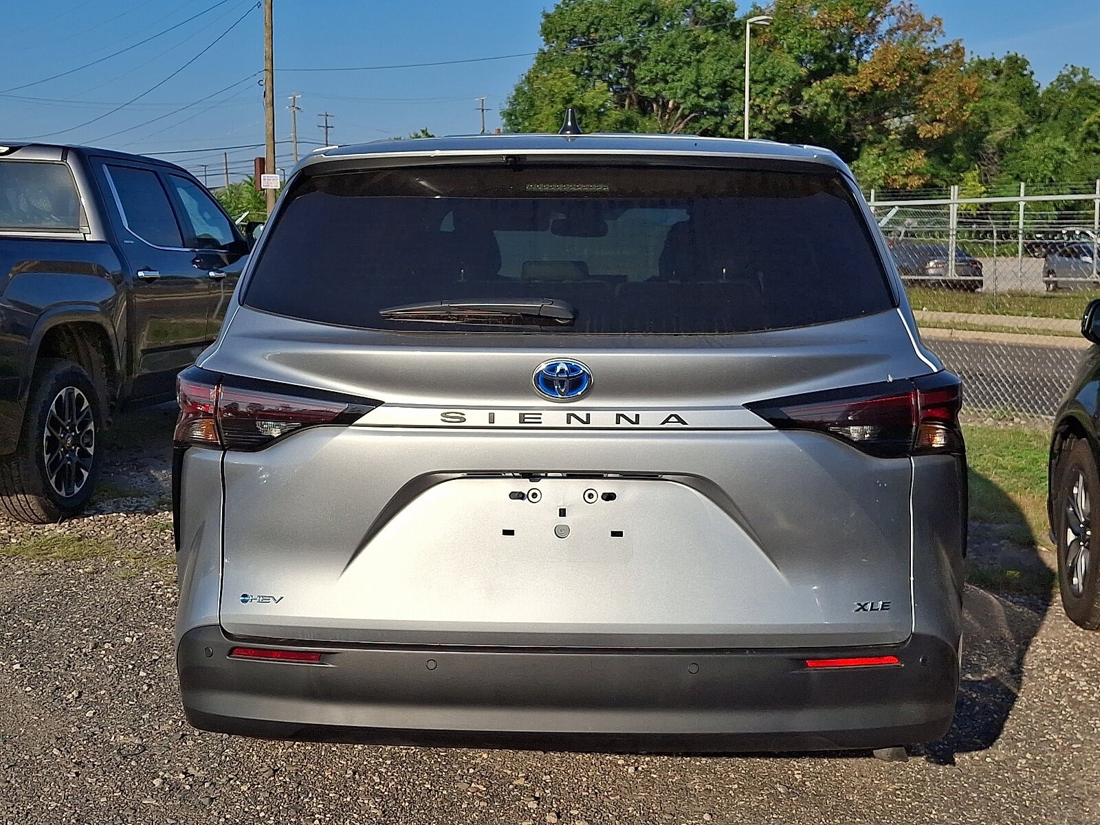 2025 Toyota Sienna XLE photo 3