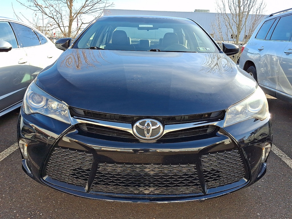 Used 2016 Toyota Camry SE Sedan