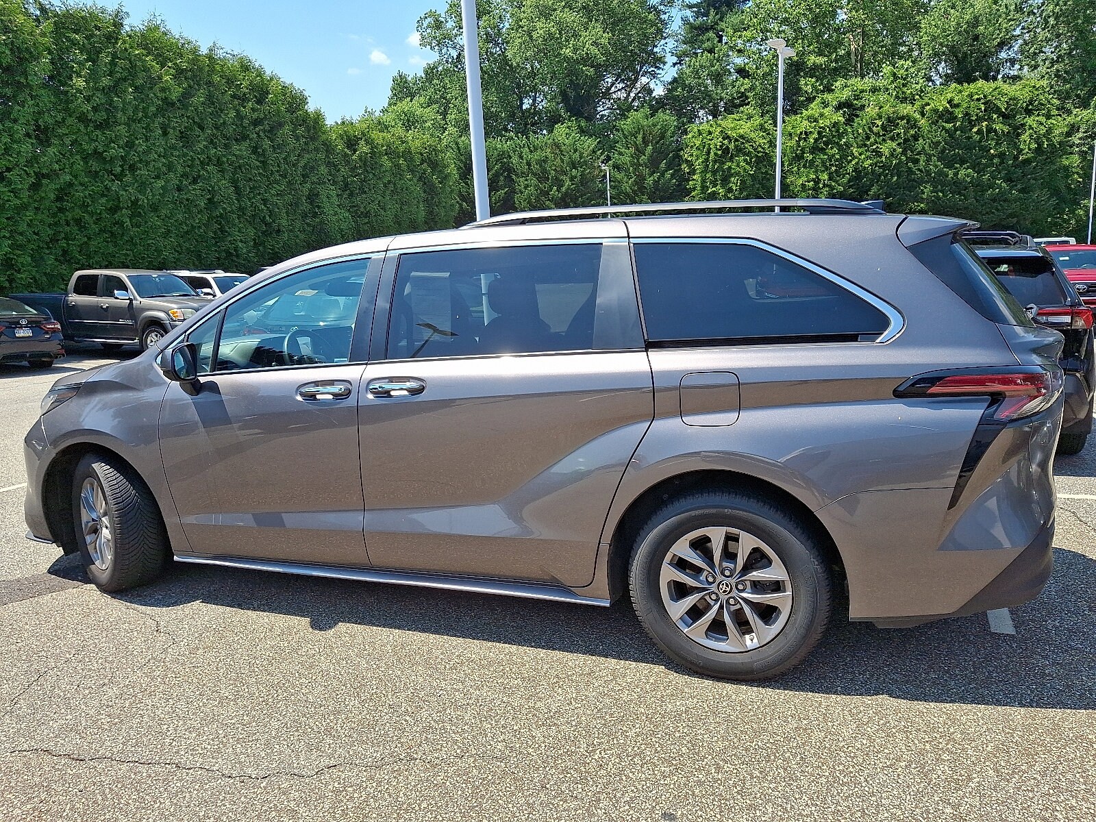 2022 Toyota Sienna XLE photo 3