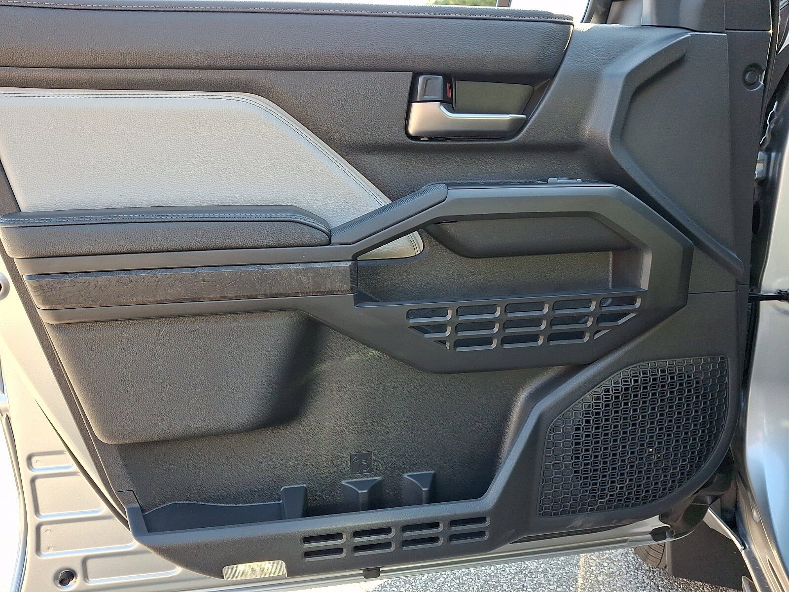 2026 Toyota Tacoma Limited - Photo 8