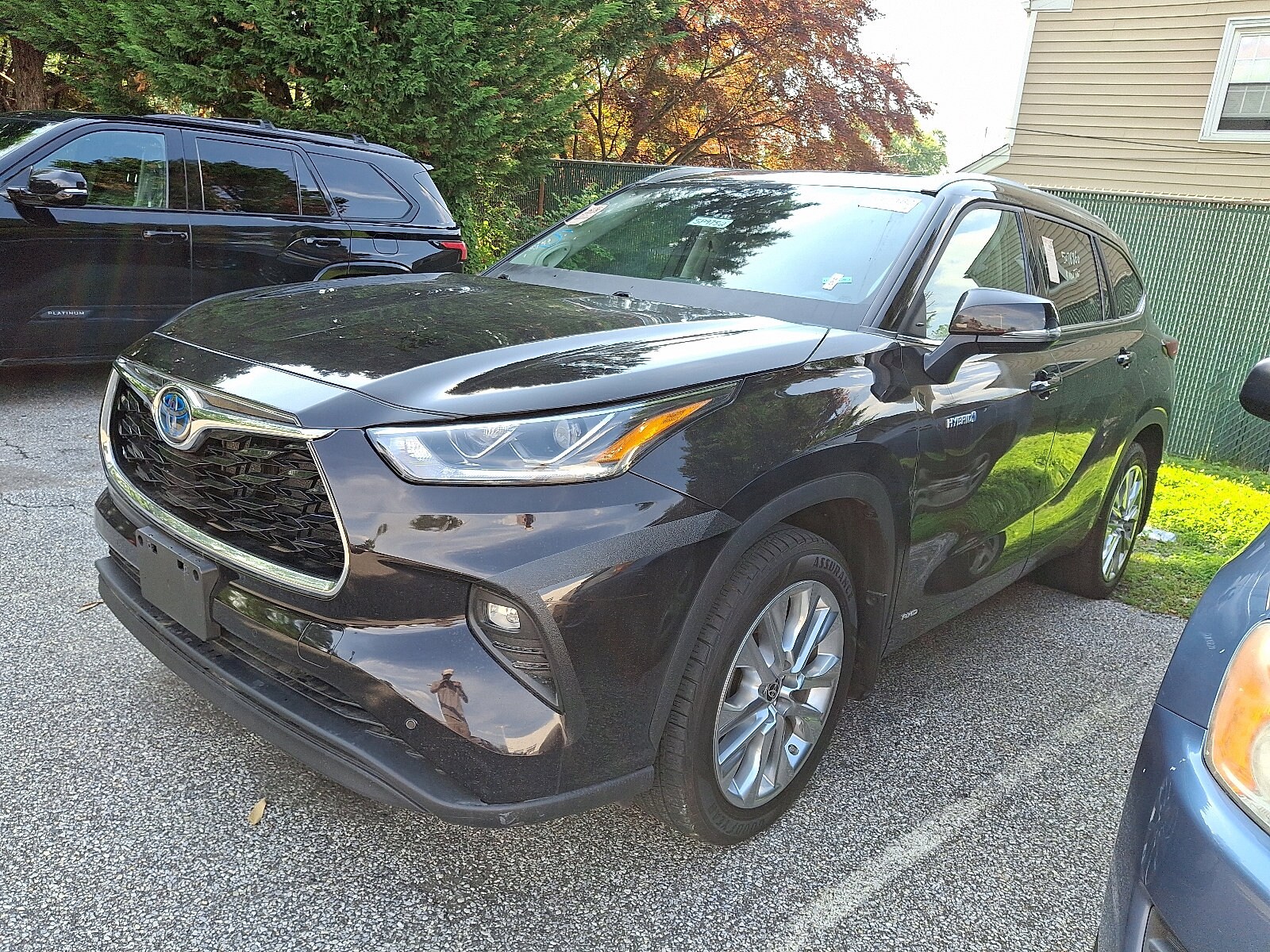 2021 Toyota Highlander Hybrid Limited photo 2