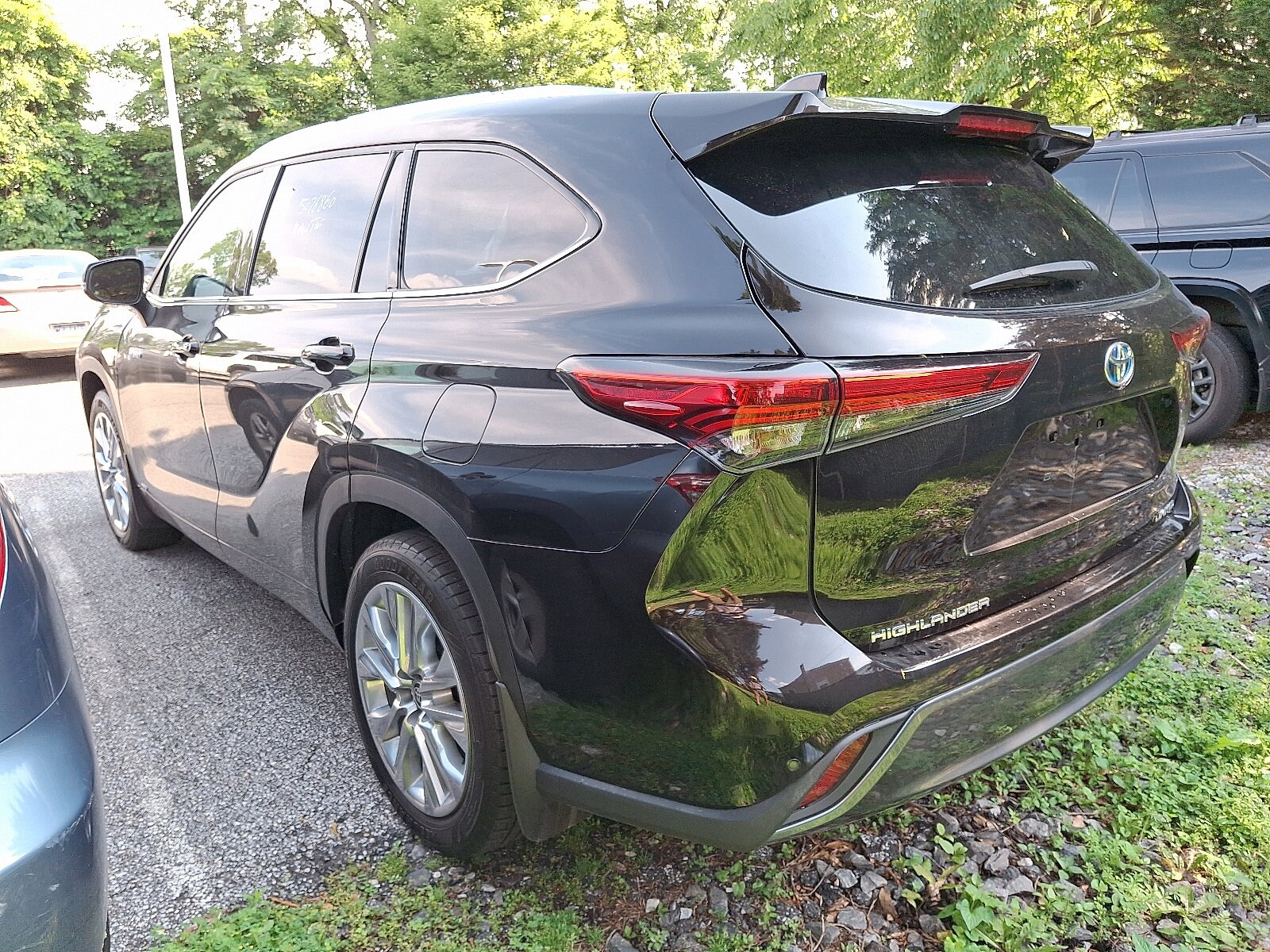 2021 Toyota Highlander Hybrid Limited photo 3