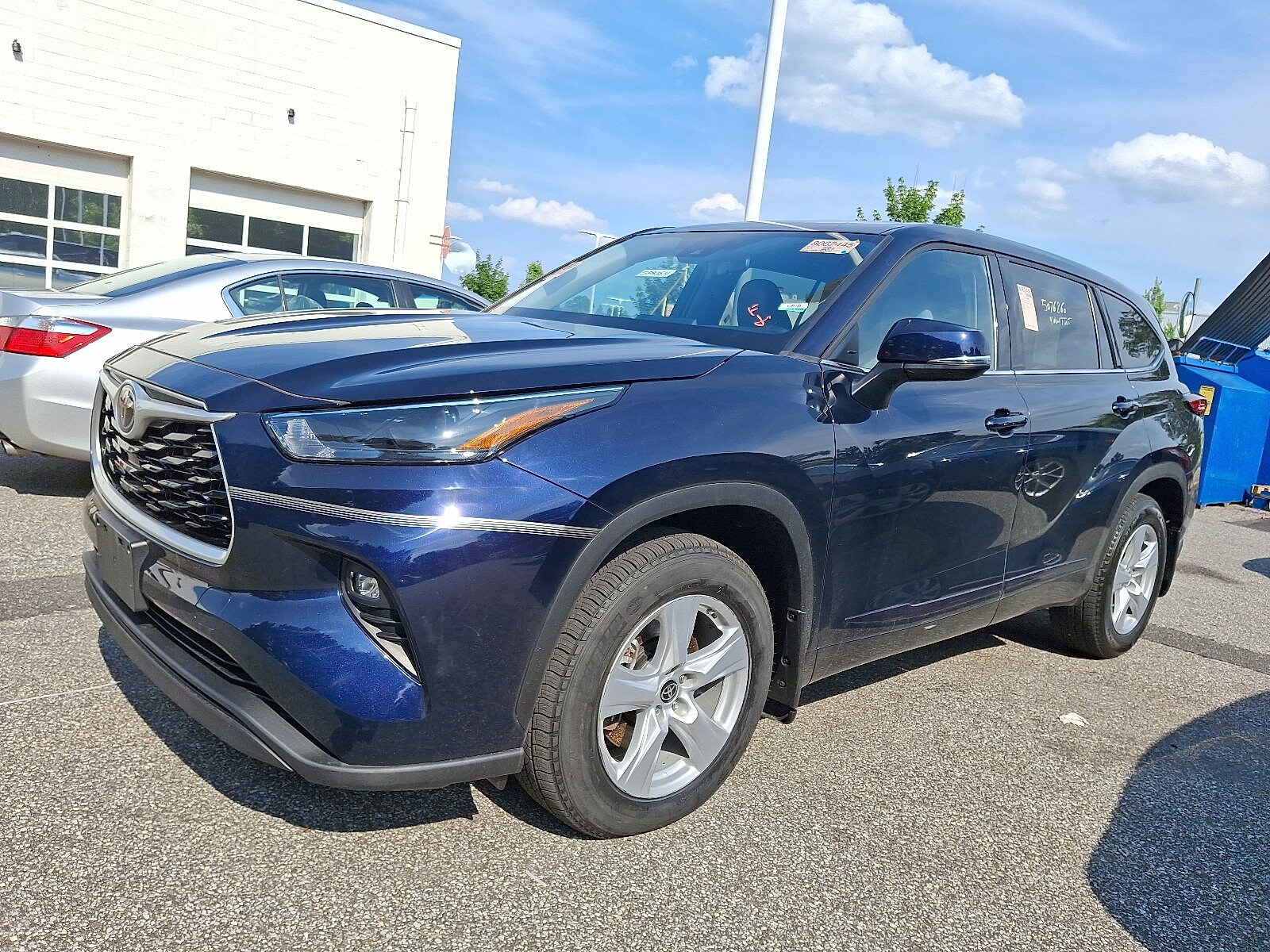 2022 Toyota Highlander LE photo 2