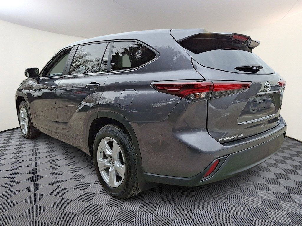 Used 2024 Toyota Highlander LE SUV