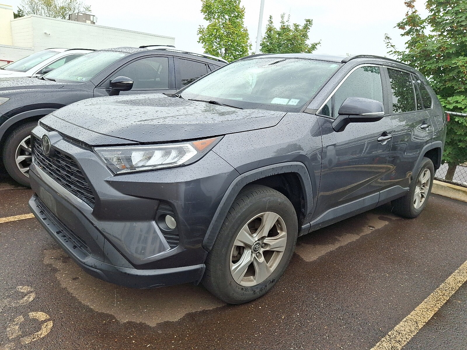 2020 Toyota RAV4 XLE photo 2