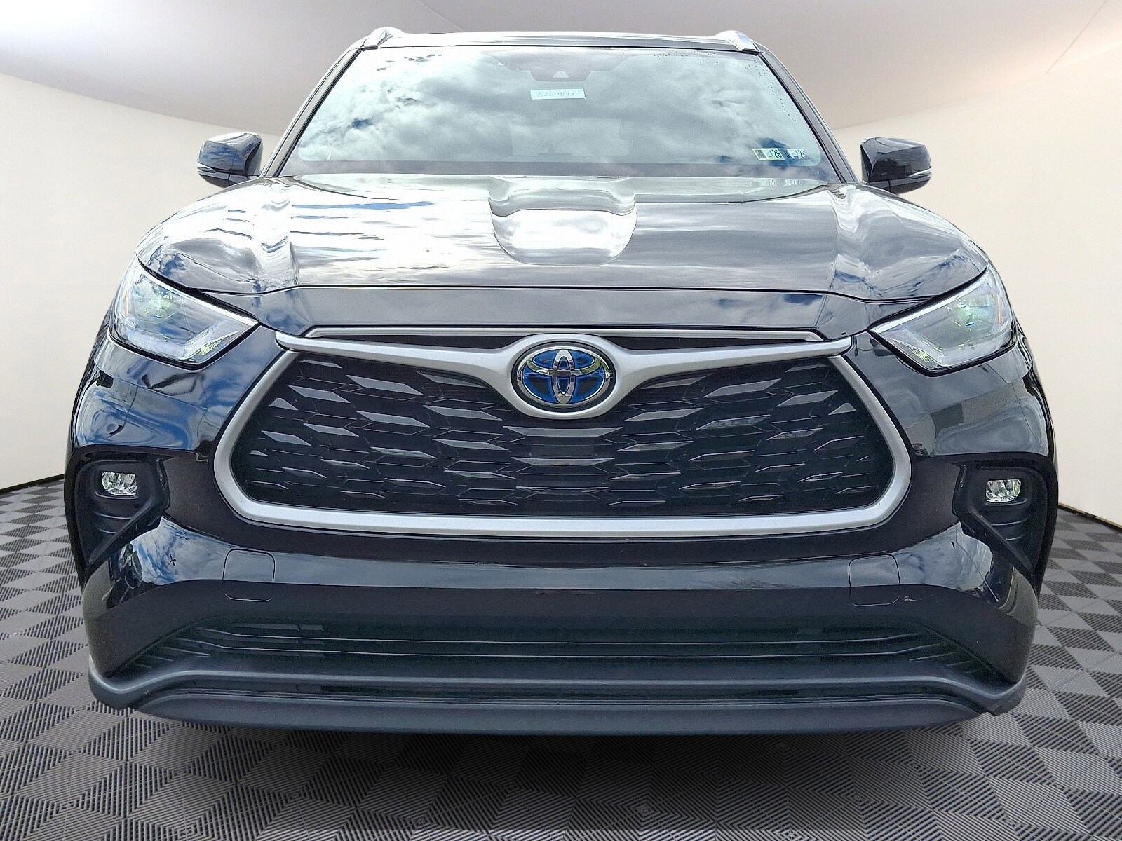2021 Toyota Highlander XLE photo 2