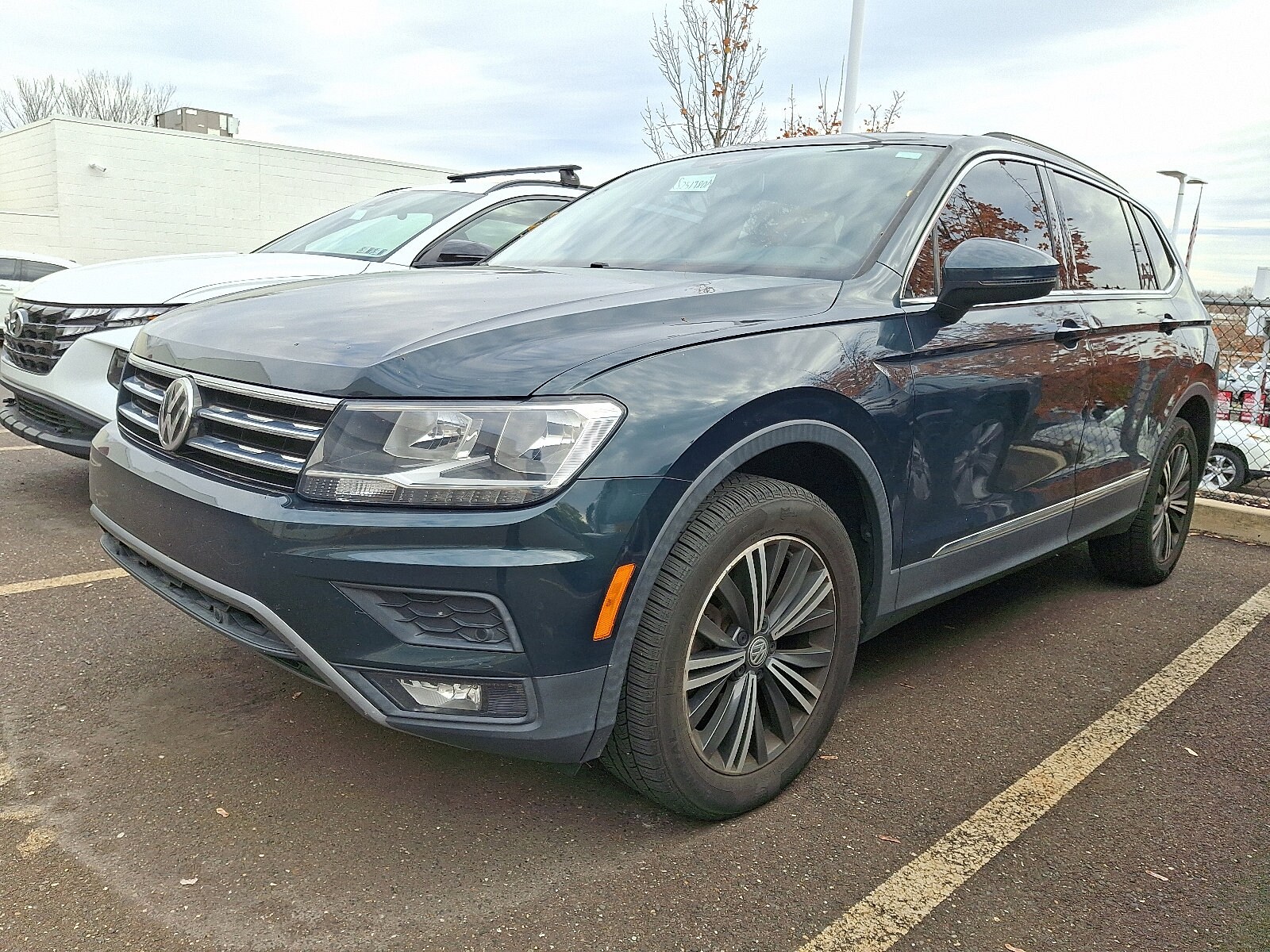 2019 Volkswagen Tiguan SEL photo 2