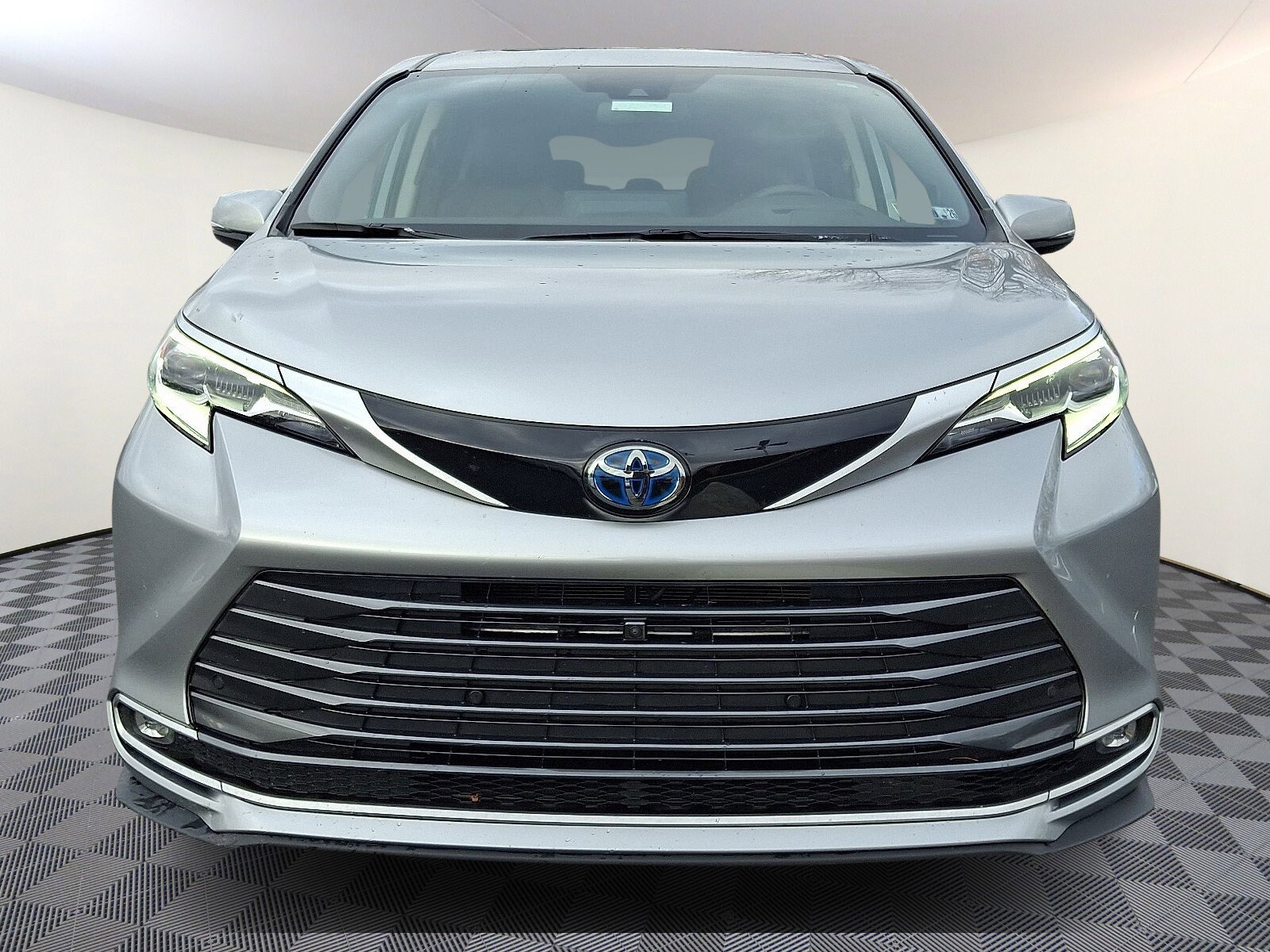 2023 Toyota Sienna Platinum photo 2