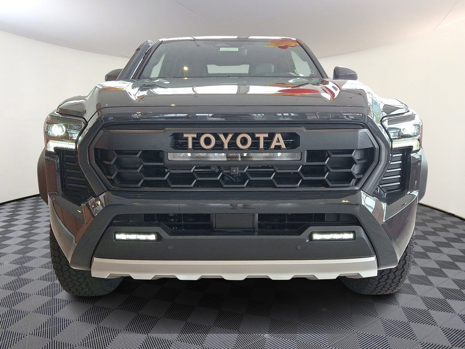 2024 Toyota Tacoma Trailhunter 4x4 photo 2