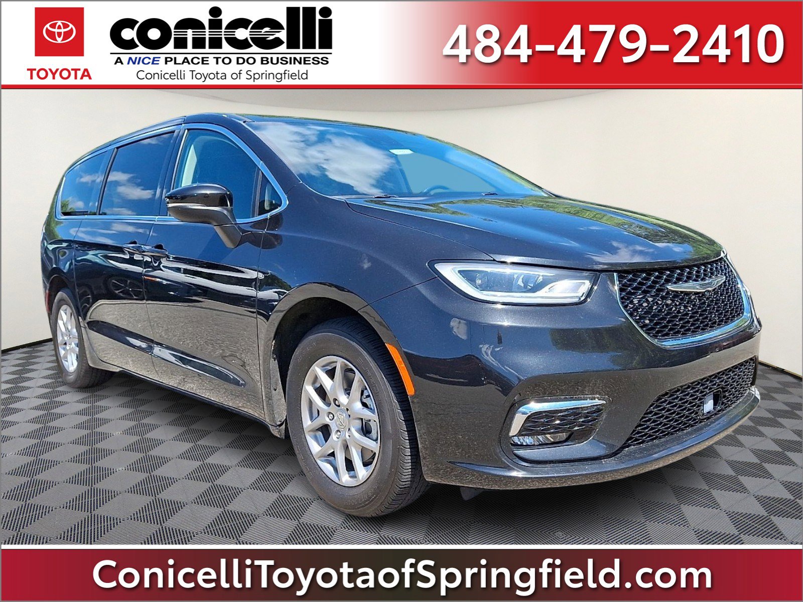 2023 Chrysler Pacifica Touring L's photo