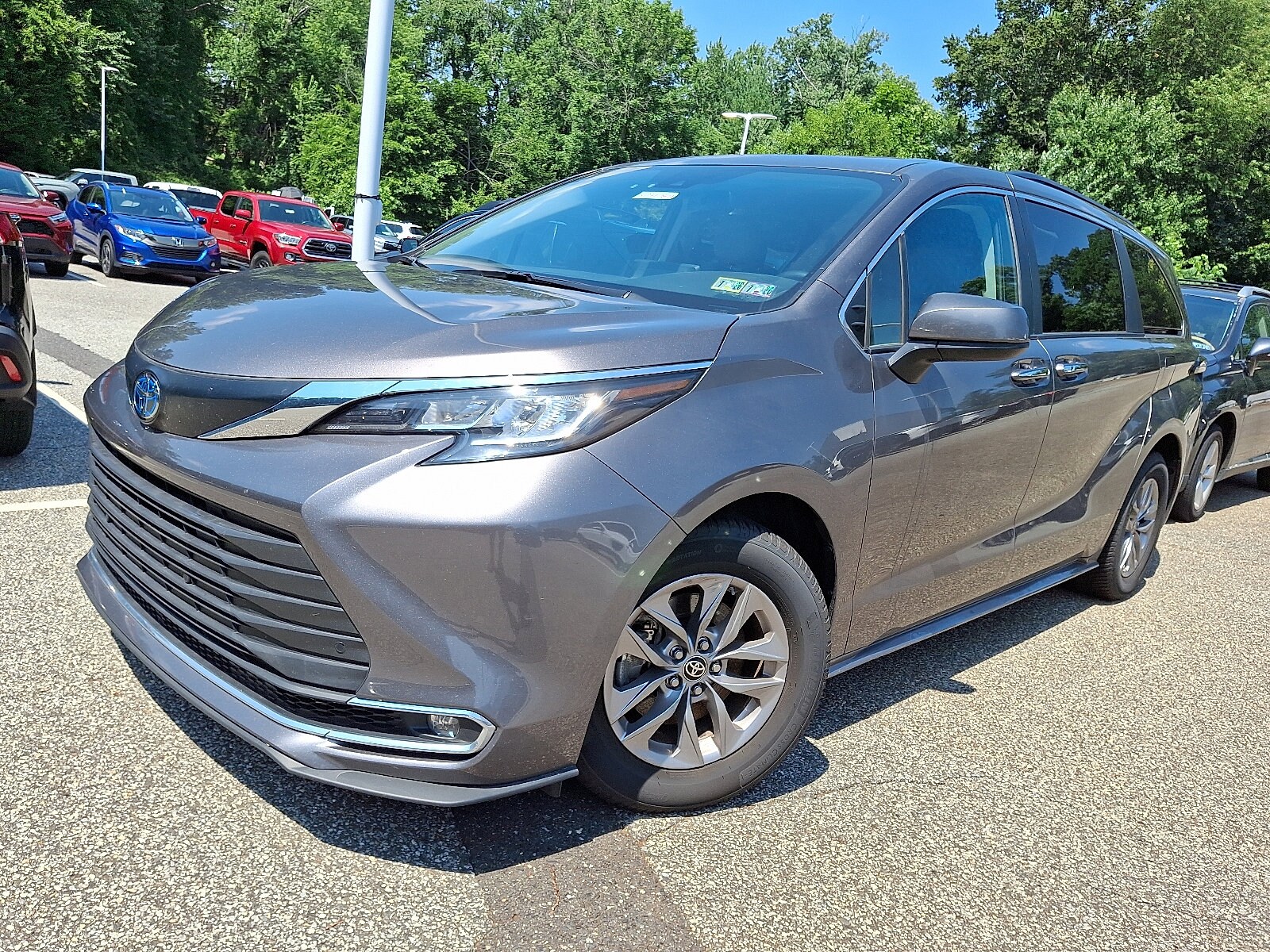 2022 Toyota Sienna XLE photo 2