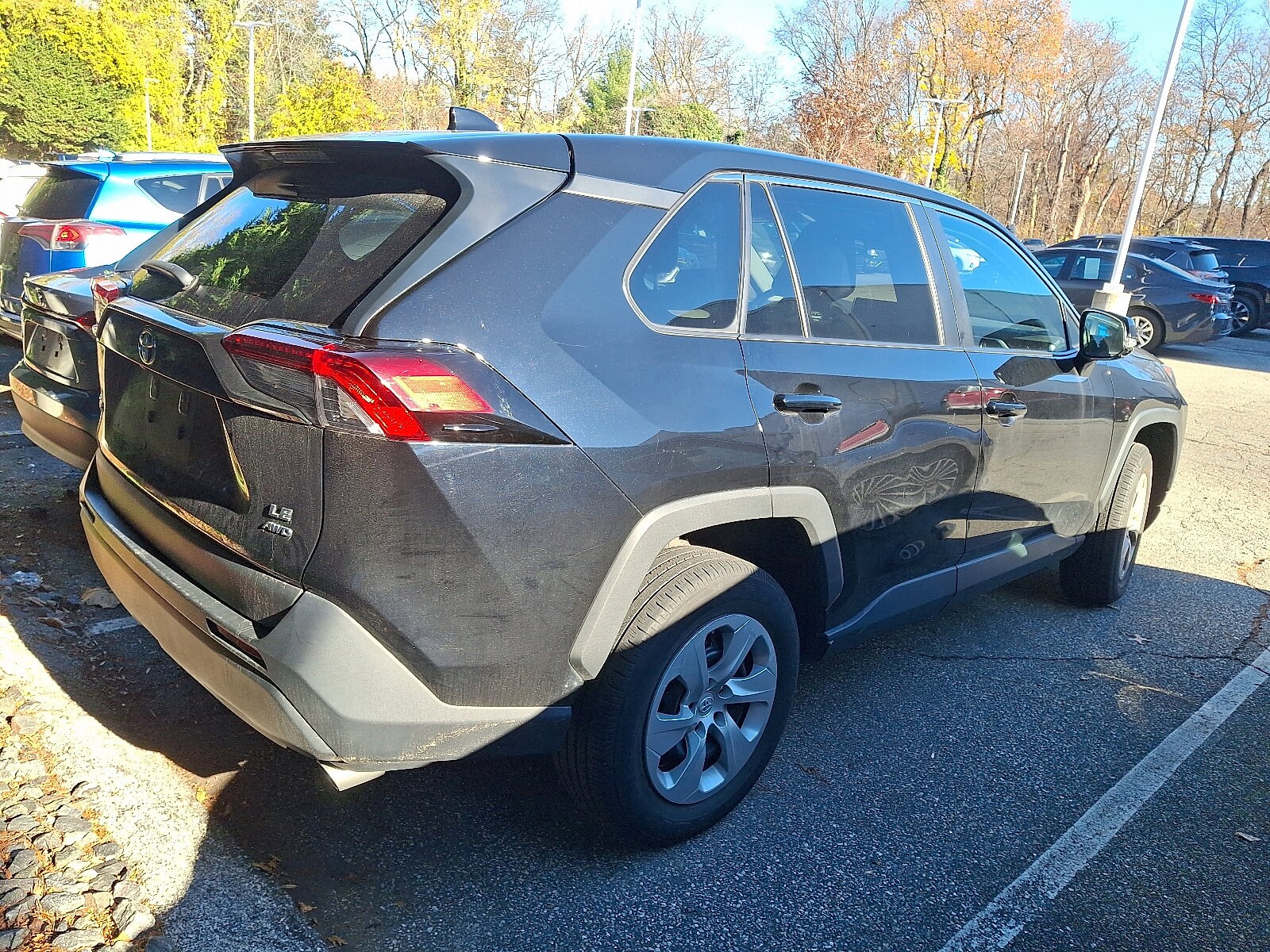 2023 Toyota RAV4 LE photo 3