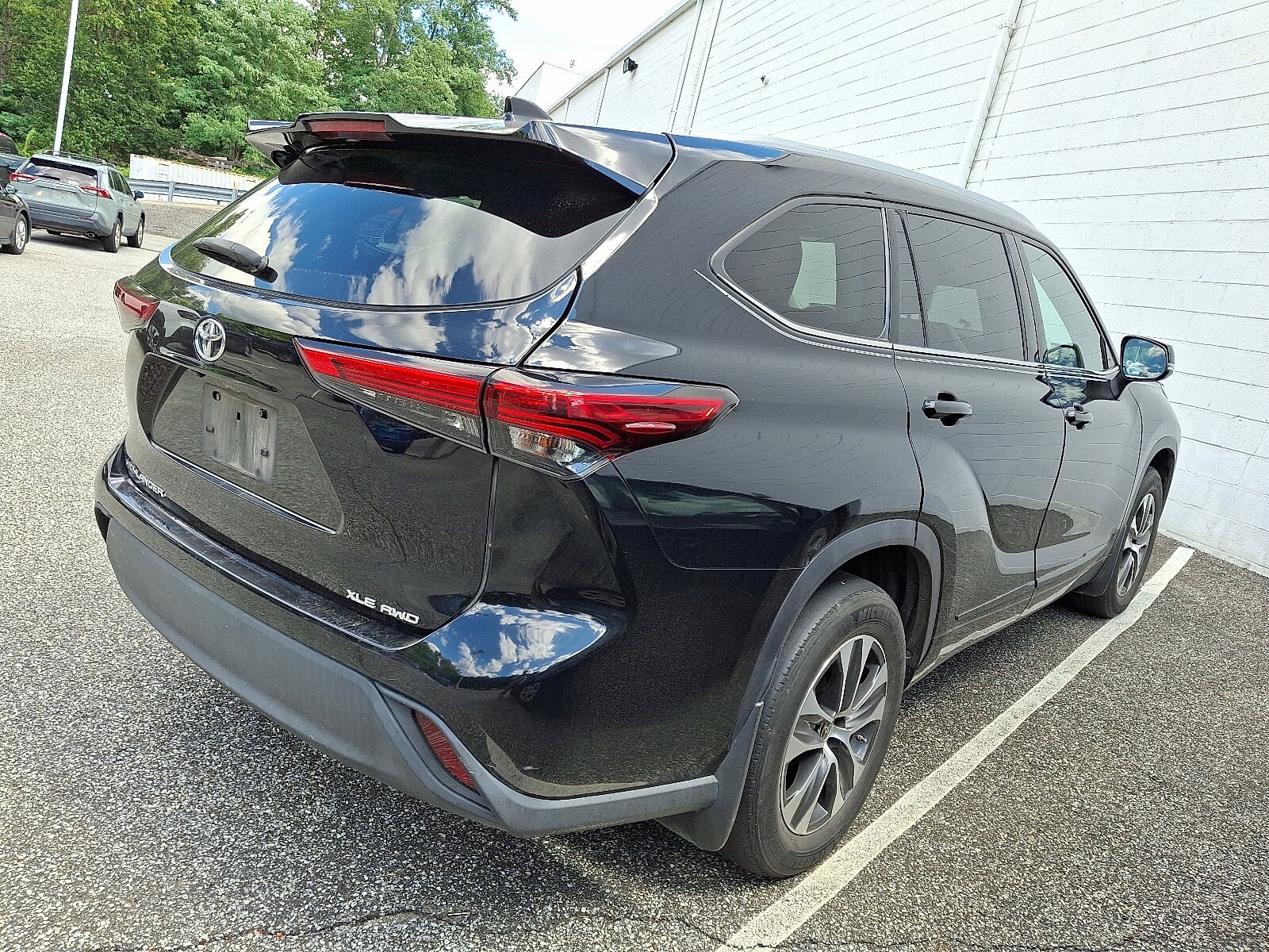 2021 Toyota Highlander XLE photo 2