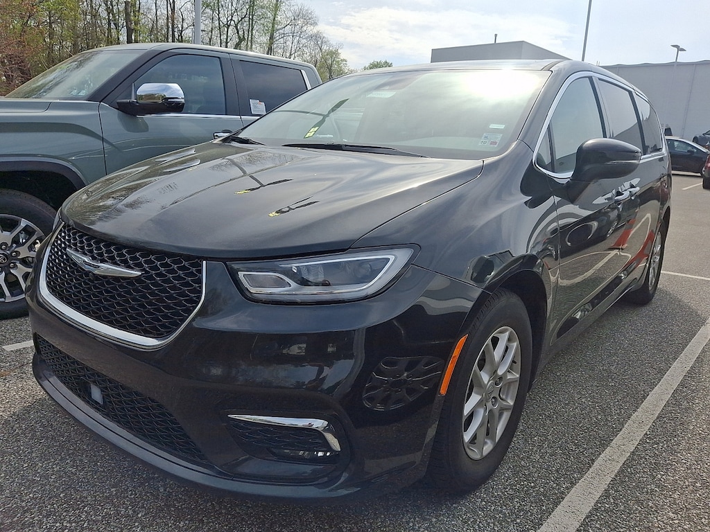 Used 2023 Chrysler Pacifica Touring L Van Passenger Van
