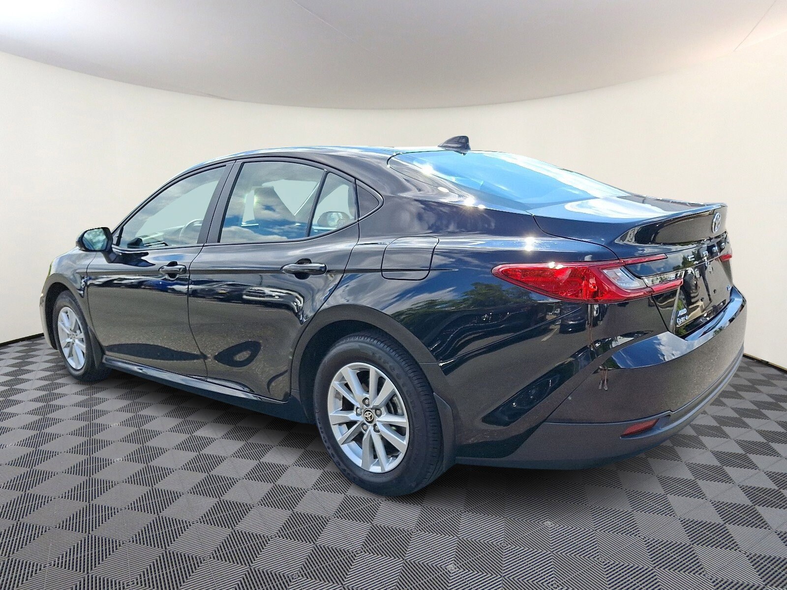 2025 Toyota Camry LE photo 3