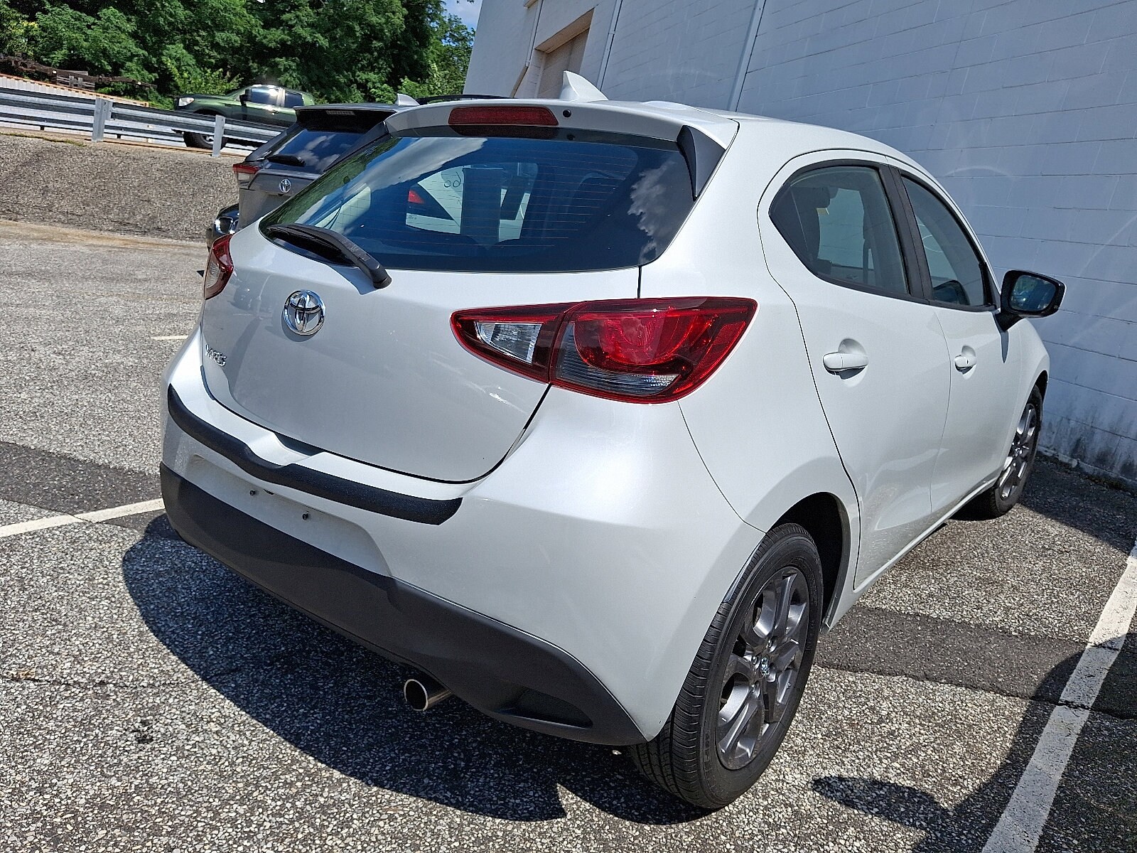 2020 Toyota Yaris LE photo 3