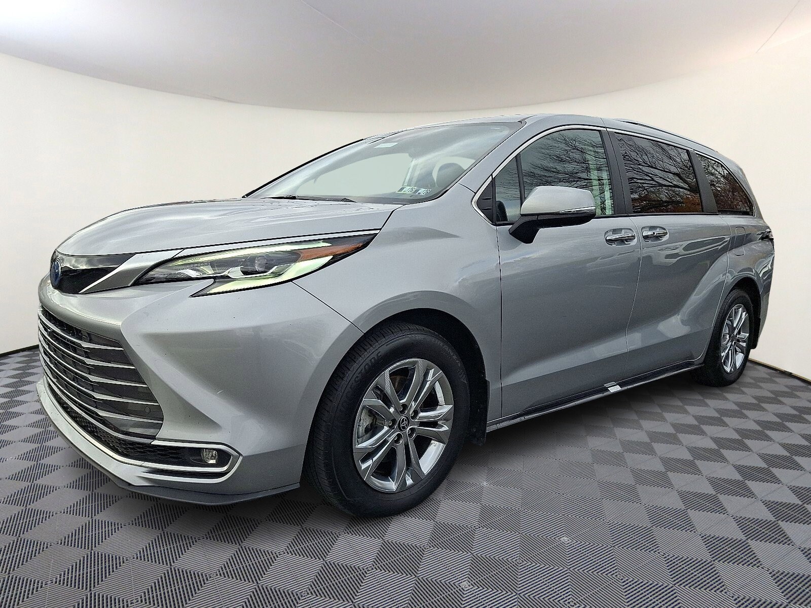 2023 Toyota Sienna Platinum photo 3
