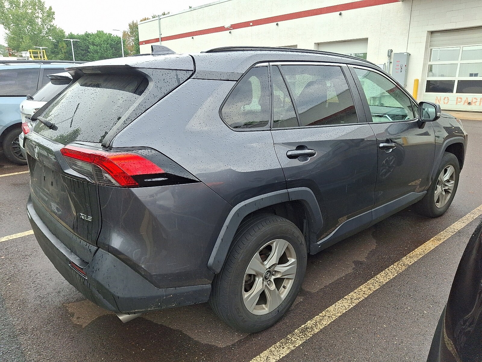 2020 Toyota RAV4 XLE photo 4