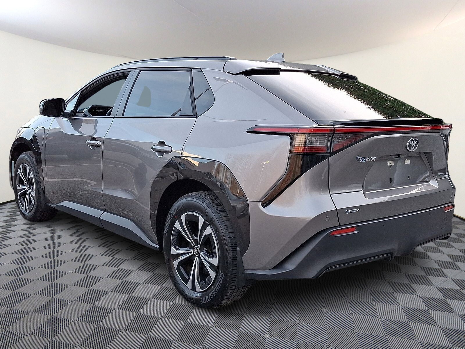 2024 Toyota bZ4X XLE photo 4