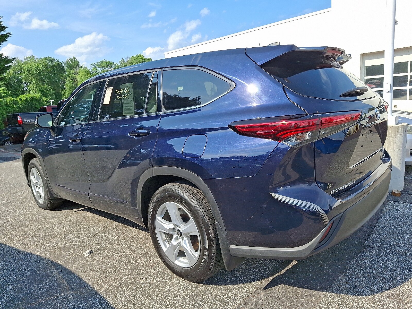 2022 Toyota Highlander LE photo 3