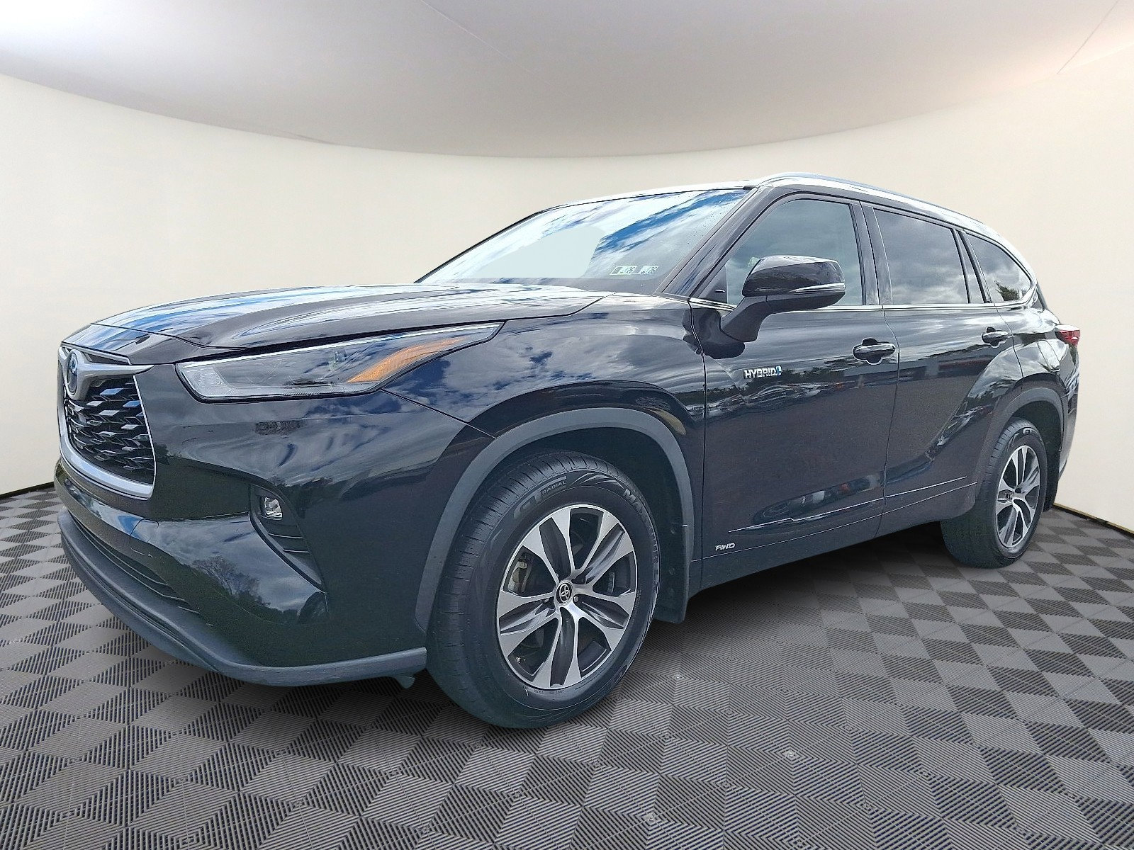 2021 Toyota Highlander XLE photo 3