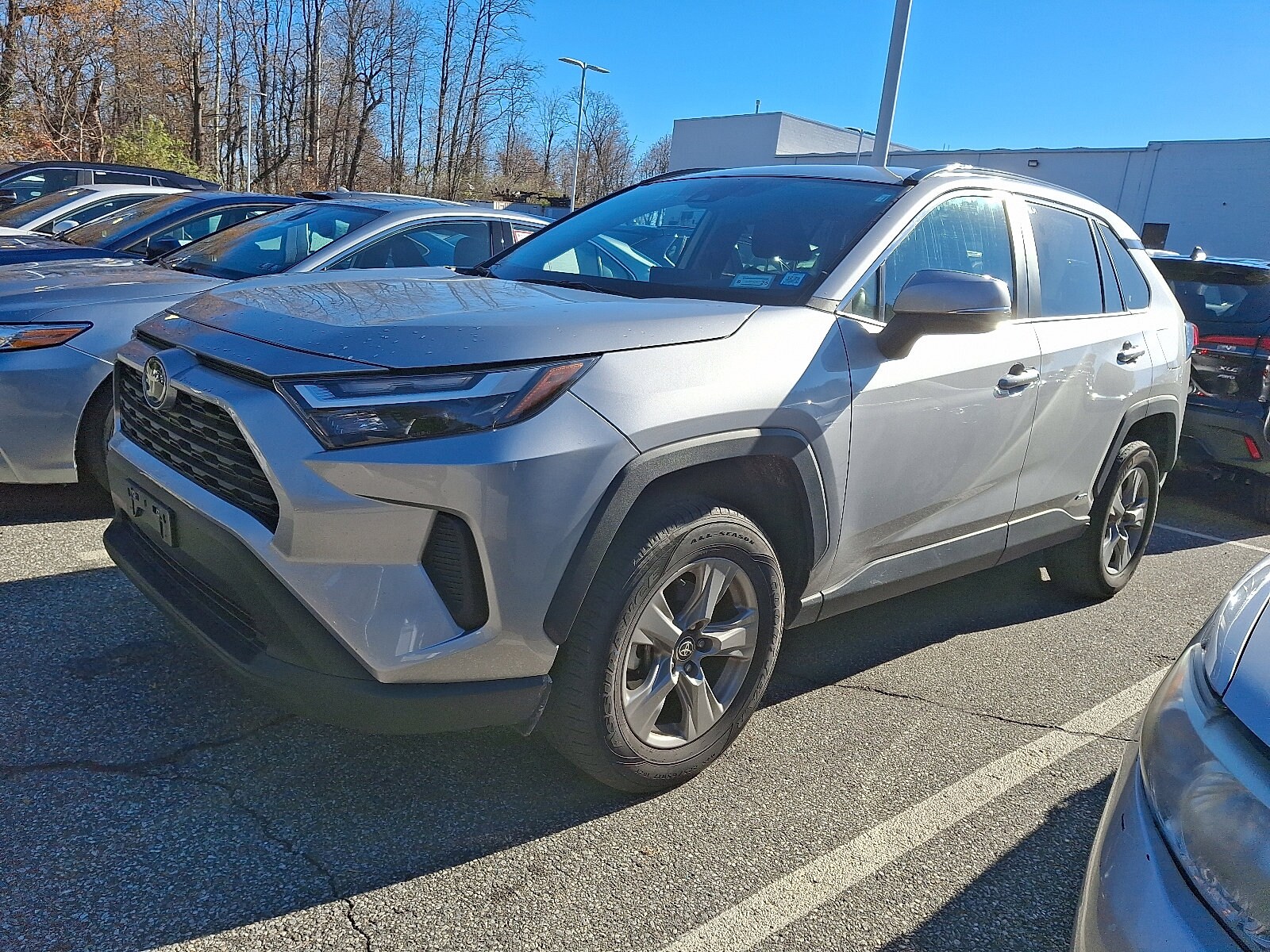 2025 Toyota RAV4 Hybrid XLE photo 2