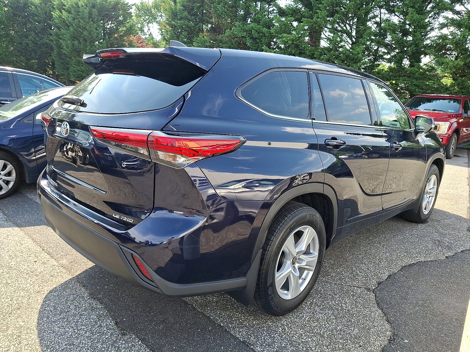 2022 Toyota Highlander LE photo 4
